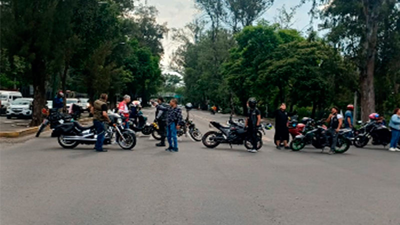 Motociclistas bloquean avenida Camelinas en protesta por fallecimiento de joven DJ en Morelia 