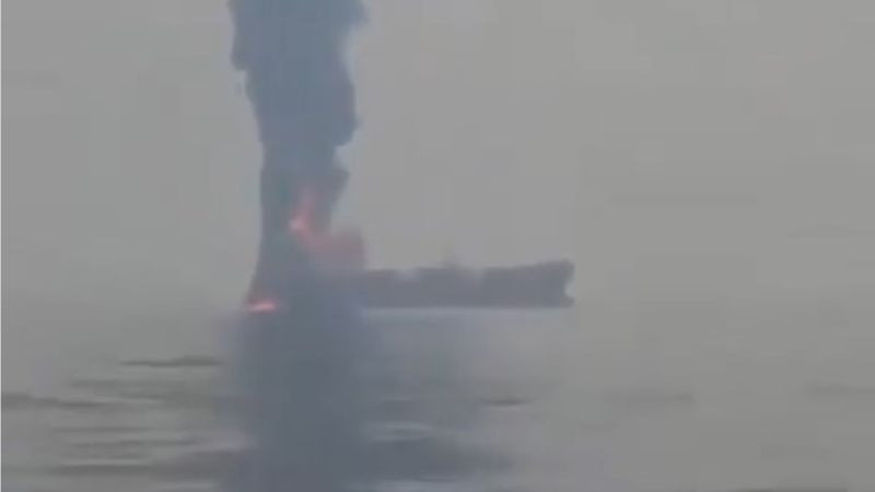 Petrolero sufre daños tras ser impactado por proyectil frente a las costas de Omán 