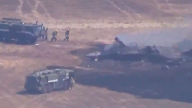 Avión de combate estadounidense se estrella en base militar de California 
