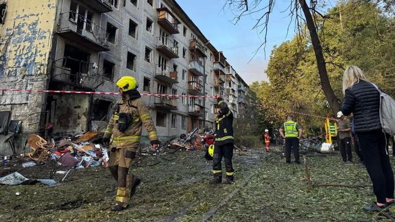 Nueve personas pierden la vida y 28 resultan heridas tras ataque ruso en Kiev, Ucrania 