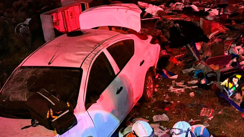 Dos lesionados en salida de camino y volcadura en la autopista México-Querétaro  