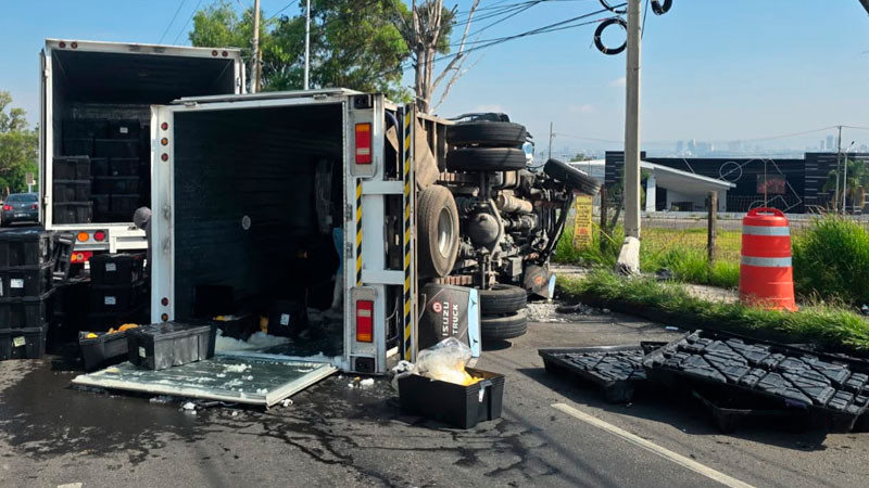 Falla mecánica ocasiona la volcadura de una camioneta en el boulevard Centro Sur 