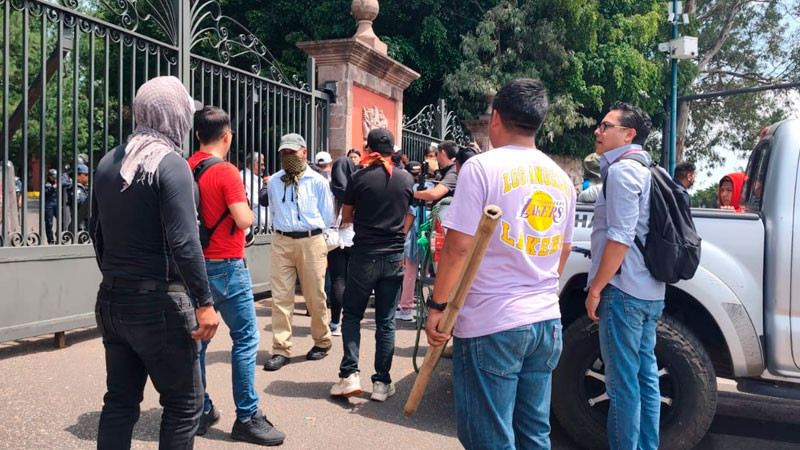 Se retiran manifestantes de Casa Michoacán tras enfrentamiento con policías estatales 