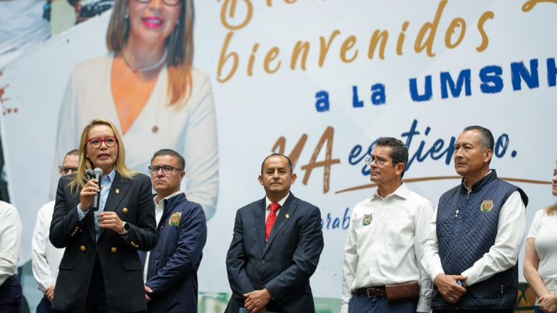 La UMSNH tiene que ser una extensión del hogar, señala Yarabí Ávila ante familiares de estudiantes de bachillerato 