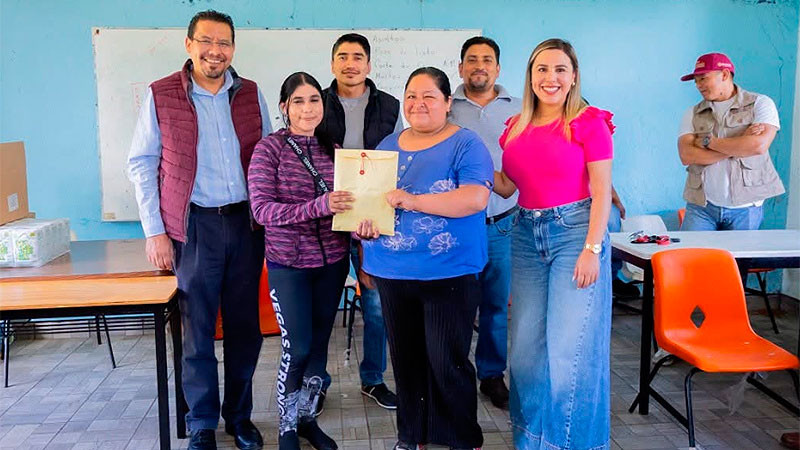  Dayana Pérez fortalece la infraestructura educativa con apoyo para techumbre en la Primaria Benito Juárez de Irícuaro 
