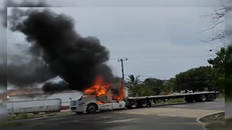 Escala conflicto en Pómaro; comuneros incendian tráiler tras vencerse ultimátum al Gobierno de Michoacán 
