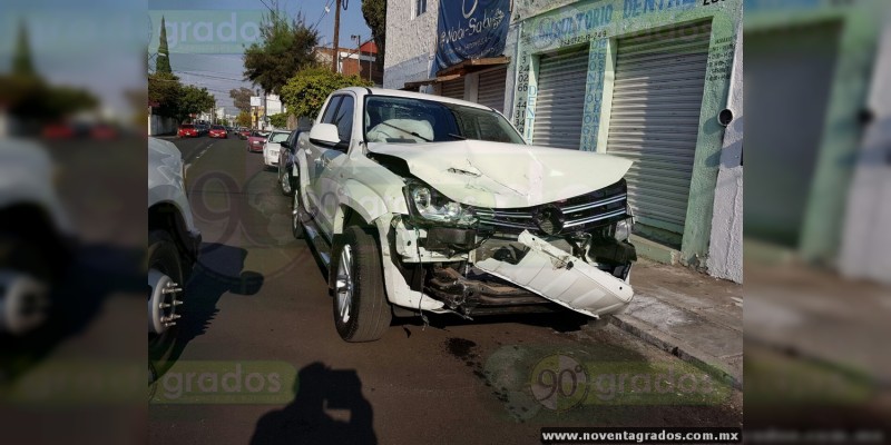 Conductor choca contra auto y casa en Morelia; pérdidas totales - Foto 0 