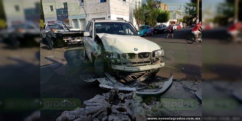 Conductor choca contra auto y casa en Morelia; pérdidas totales - Foto 1 