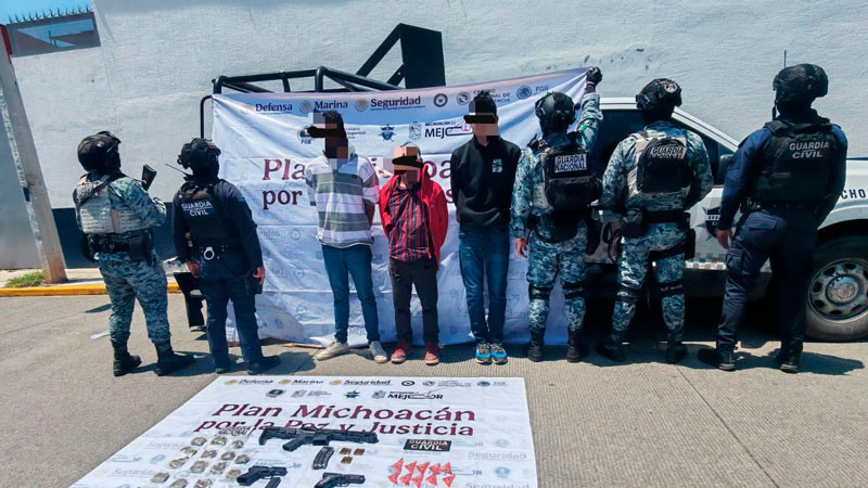 En Zamora, Michoacán detienen a tres hombres con armas de fuego y droga  