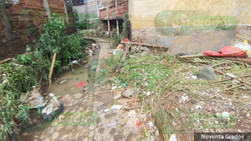 Afectados por tromba en Pátzcuaro comienzan limpieza de viviendas y comercios 