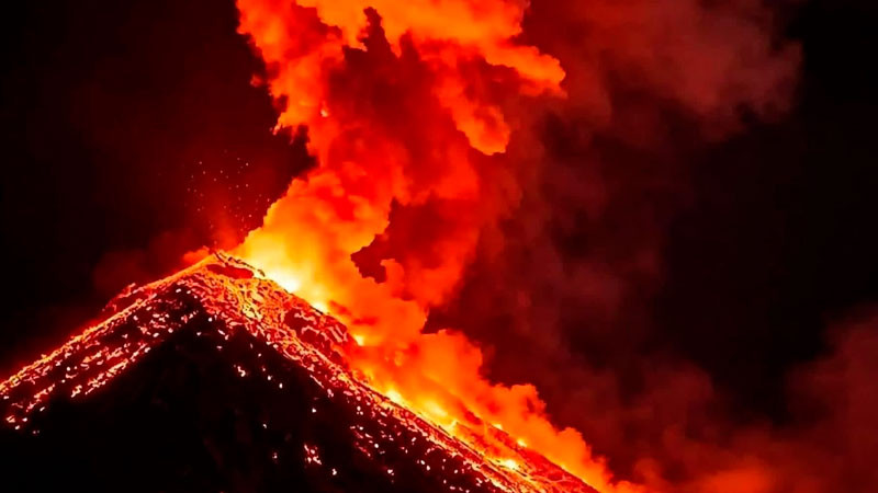 Activan Alerta Máxima en Guatemala por actividad volcánica; evacúan a casi 2 mil personas 