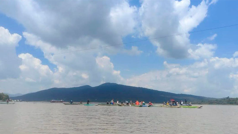 Localizan sin vida a joven que cayó en el lago de Pátzcuaro, tras volcar la canoa en la que viajaba  