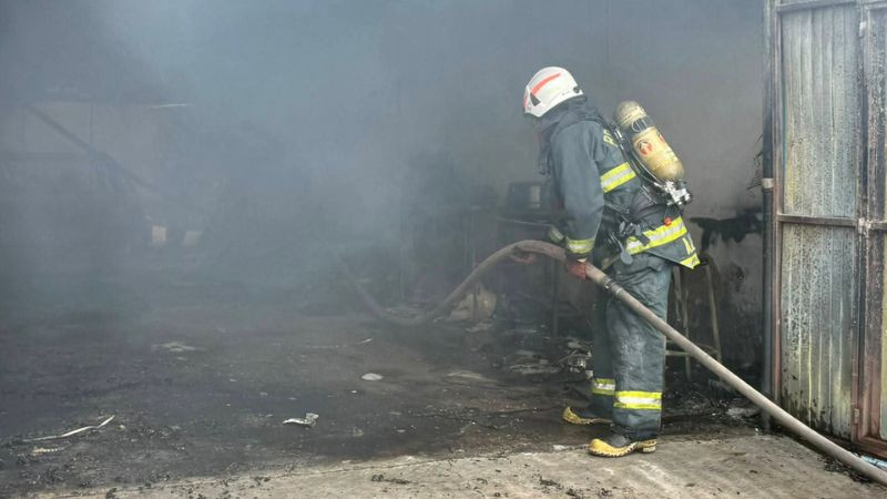 Incendio consume una vivienda y tres vehículos en Zacapu, Michoacán 