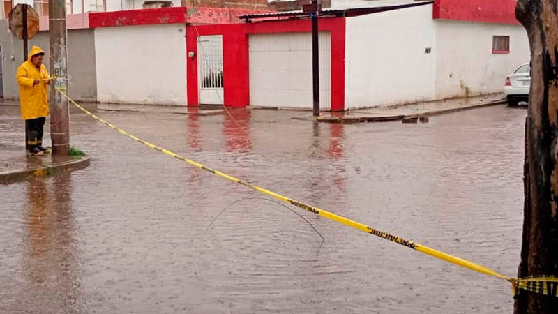 Rescatan a pasajeros atrapados en camión arrastrado por la corriente en Durango 