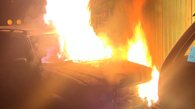 Se incendia vehículo en Zitácuaro, Michoacán, solo hubo daños materiales  
