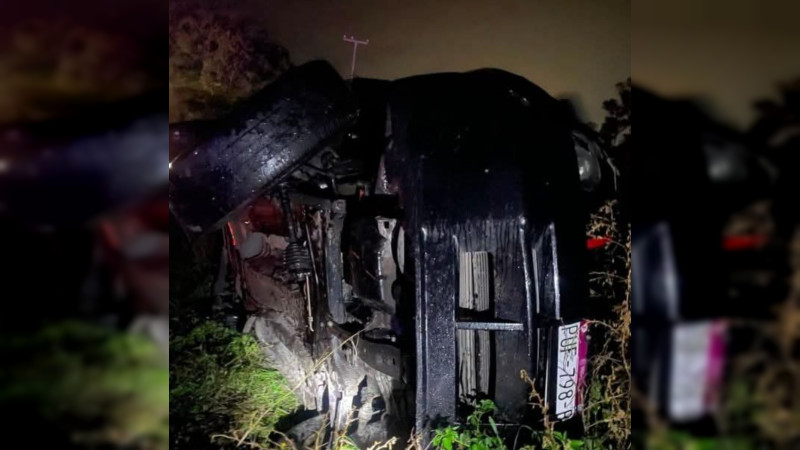 Muere conductor tras volcadura de camioneta en la carretera Zamora – Ecuandureo, Michoacán  
