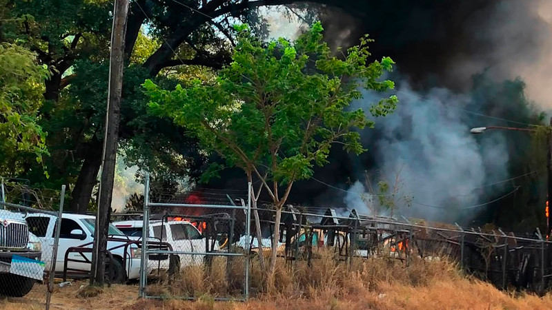 Incendio consume varias patrullas en Ciudad Victoria, Tamaulipas 