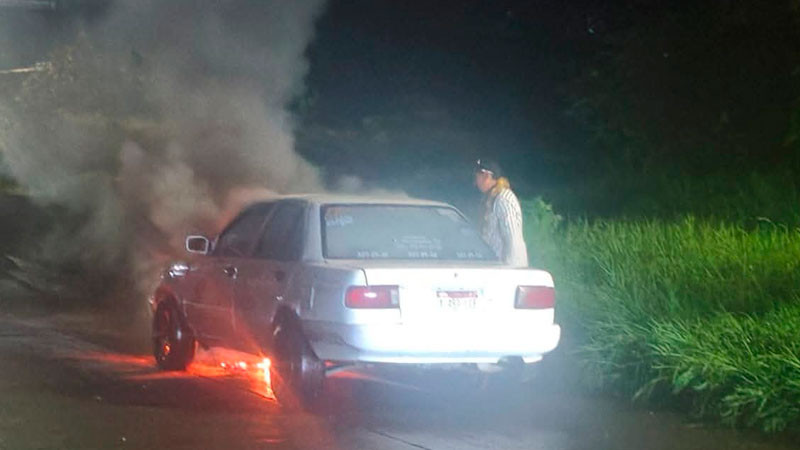 Se incendia taxi en Uruapan, Michoacán; habría sido por falla mecánica 