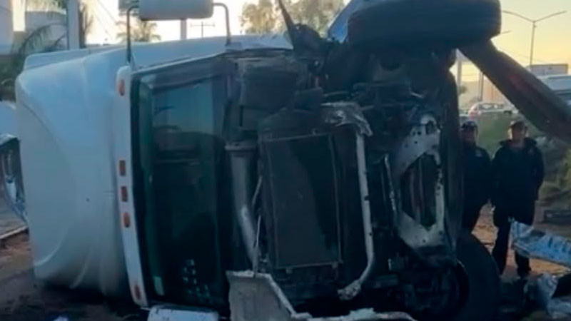 Se queda dormido y vuelca su tráiler en laterales de la autopista México-Querétaro  