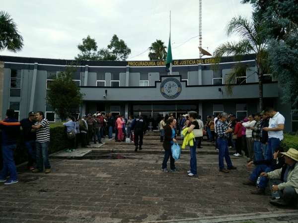 Se manifiestan habitantes de Ucareo en la sede de la Procuraduría de Justicia de Michoacán - Foto 0 