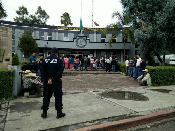 Se manifiestan habitantes de Ucareo en la sede de la Procuraduría de Justicia de Michoacán - Foto 1 