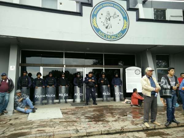 Se manifiestan habitantes de Ucareo en la sede de la Procuraduría de Justicia de Michoacán - Foto 3 