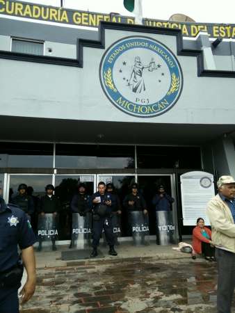 Se manifiestan habitantes de Ucareo en la sede de la Procuraduría de Justicia de Michoacán - Foto 4 
