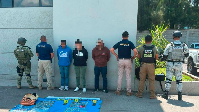 Tras cateo en la localidad de Atapaneo aseguran más de mil 900 dosis de estupefacientes y detiene a tres personas 