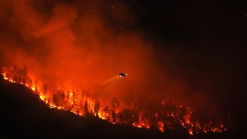 Incendio forestal obliga a evacuar a más de 20 mil personas en Canadá 