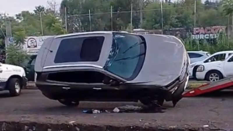 Camioneta vuelca cerca del Conalep II de Morelia; no hay personas heridas 