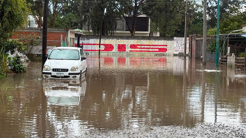 Lluvias dejan calles anegadas y viviendas afectadas en el fraccionamiento Galaxia Tarímbaro 