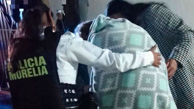 Elementos de la Policía Morelia auxilian a mujer mayor que se cayó en su domicilio 