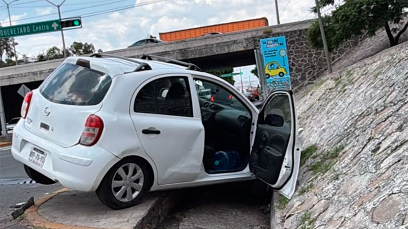 Choque entre 2 vehículos en la avenida Corregidora Sur y laterales de la autopista México-Querétaro, deja daños materiales  