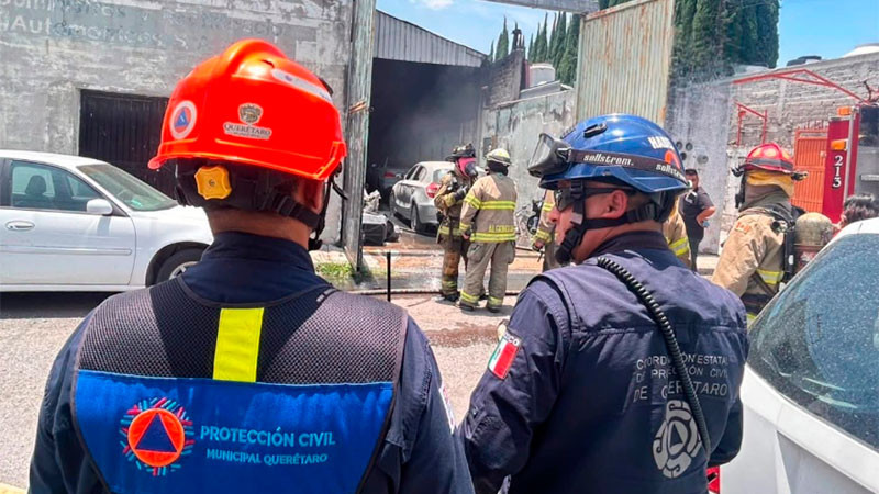 Cinco vehículos dañados por incendio en pensión en la calle Luis M Olvera, en el Centro Histórico de Querétaro 