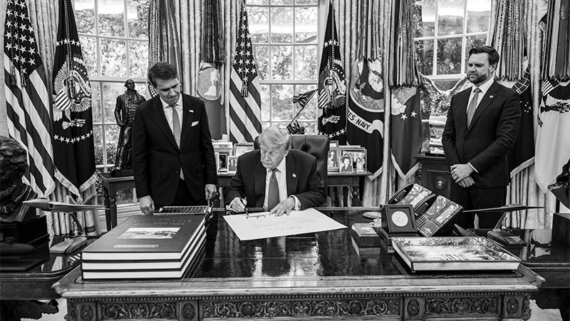 Firma Trump decreto para reducir el número de vacunas a la población infantil en Estados Unidos 