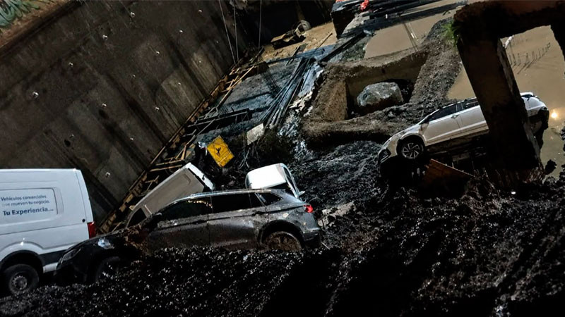 Derrumbe en agencia Volkswagen deja vehículos afectados tras intensa lluvia en Irapuato, Guanajuato 
