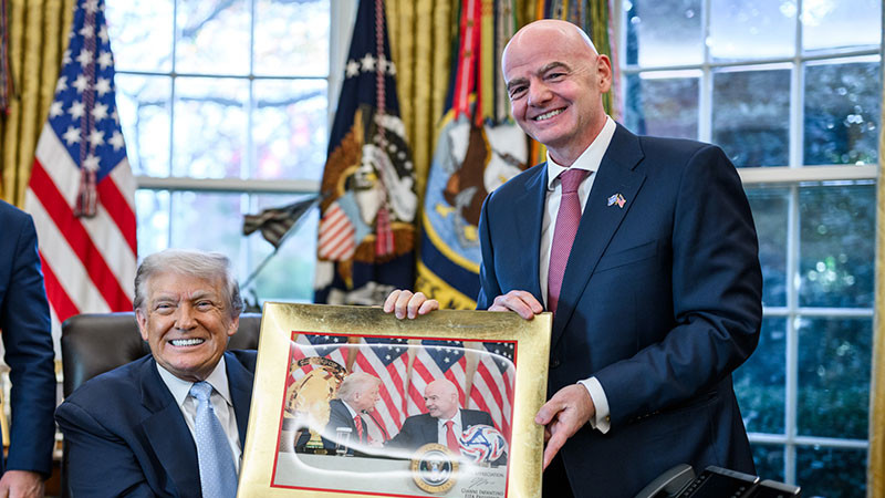 Trump respalda a Infantino ante presión para dejar la presidencia del organismo rector del futbol 