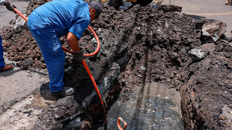 Ooapas atiende colapso en línea sanitaria en la calle Pascual Ortiz Rubio 