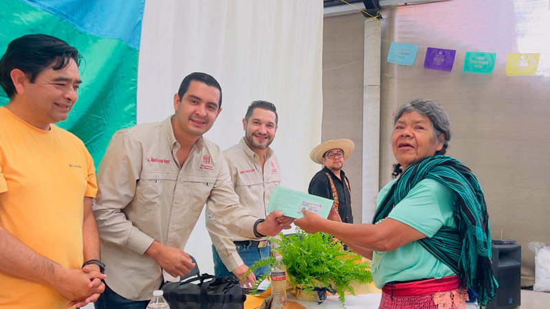 Entrega Semigrante 14 visas a personas de comunidades originarias de Paracho 
