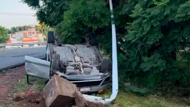 Vuelca auto en la incorporación de la autopista México- Querétaro a Bernardo Quintana; conductor resultó con heridas leves 