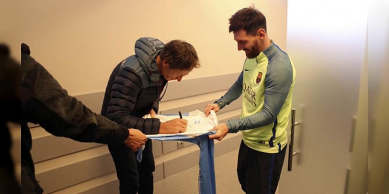 Lionel Messi pide un autógrafo a un medallista olímpico de Argentina 
