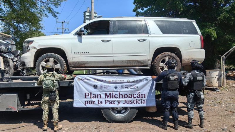 Aseguran armas, cartuchos y dos vehículos con reporte de robo en Apatzingán, Michoacán 
