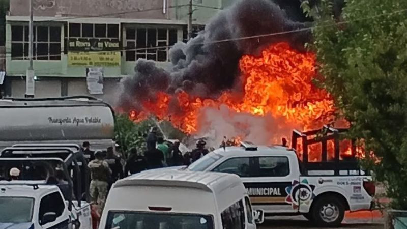 Incendio de llantas y basura provoca intensa movilización en Ecatepec 