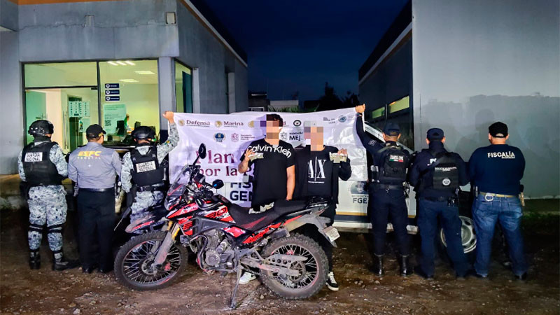 En Uruapan, Michoacán: Detiene la GC a dos motociclistas en posesión de hierba verde en la colonia Vicente Guerrero 