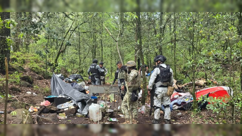 Operativo tras emboscada en Salvador Escalante, Michoacán, deja dos campamentos clandestinos y arsenal asegurado 