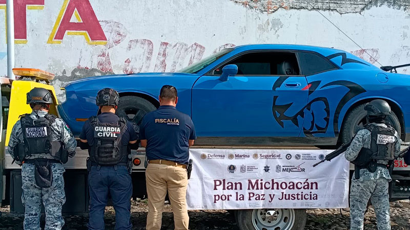 En Apatzingán, Michoacán la Guardia Civil asegura camioneta y carro con placas sobrepuestas y detiene a un hombre  