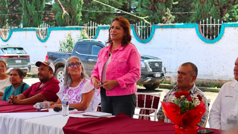 Productores de Nochebuena y Fabiola Alanís unen esfuerzos para fortalecer esta cadena productiva en Michoacán  