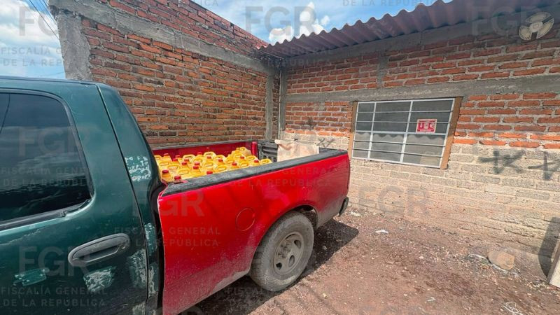 Asegura FGR aproximadamente 650 litros de posible hidrocarburo durante cateo en Pajacuarán, Michoacán 