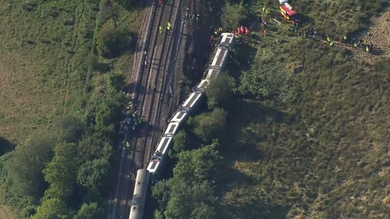 Descarrilamiento de tren deja 11 personas heridas en Reino Unido 