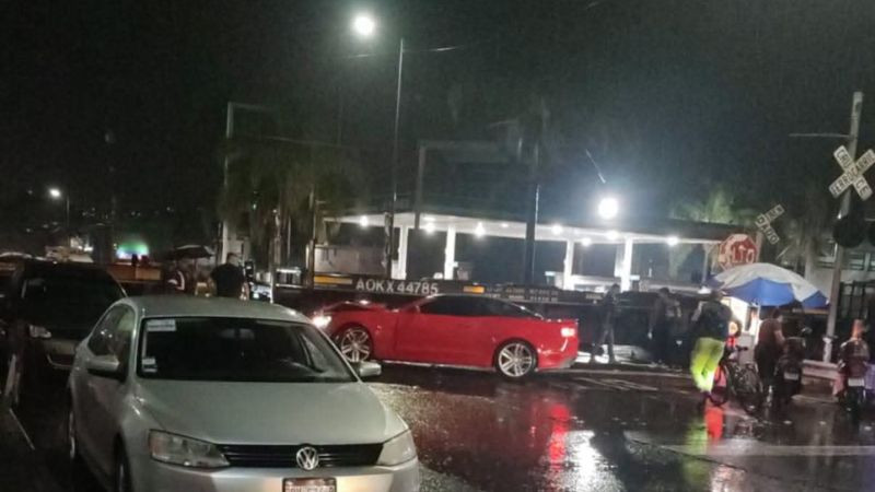 Tren impacta un Mustang que intentó cruzar las vías en la avenida Michoacán 